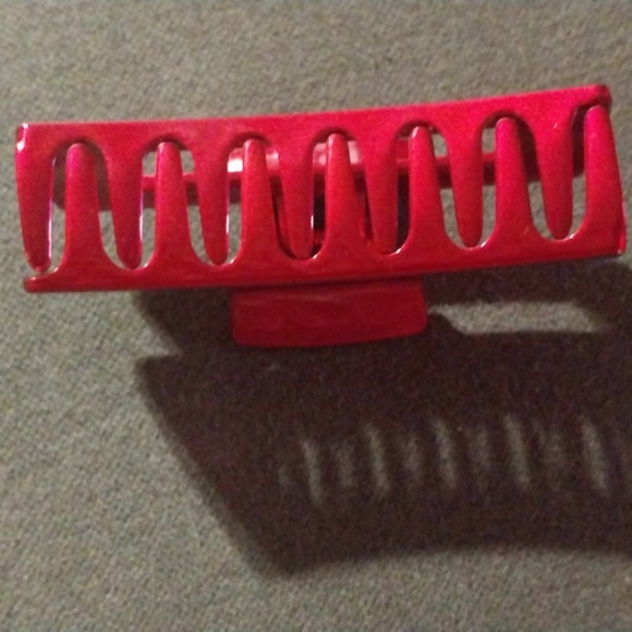 Red Plastic Hair Claw Clip - Picture 2 of 2